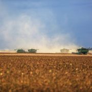 Cum prelungesc lubrifianții rezistenți la praf și umezeală durata de viață a utilajelor agricole?