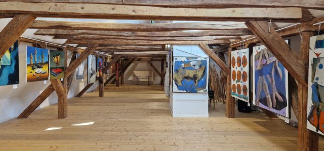 „Povestea din Pod” este un proiect cultural-educativ care propune o incursiune în spațiul fertil al artei contemporane, al tradițiilor bănățene reinterpretate, al expresiei creative și al întâlnirilor interculturale autentice.