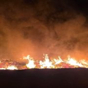 Hală cuprinsă de flăcări în Iratoșu: pompierii s-au luptat 4 ore cu focul!