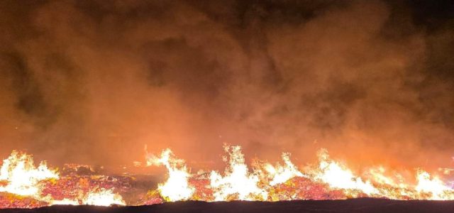 Hală cuprinsă de flăcări în Iratoșu: pompierii s-au luptat 4 ore cu focul!