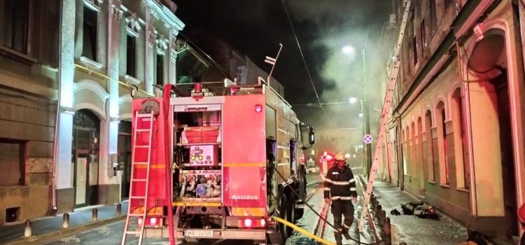 Incendiu pe strada Tribunul Dobra, în Arad! Două persoane intoxicate cu fum, evacuate de pompieri în toiul nopții