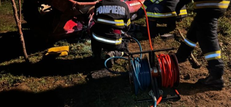 Bărbat prin sub un tractor, la Mermești