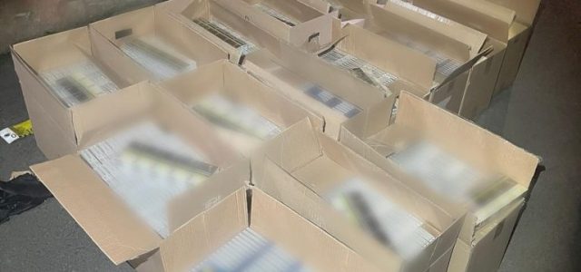 Polițiștii din Micălaca au reținut un contrabandist, după ce i-au găsit 17 baxuri de țigarete în mașină