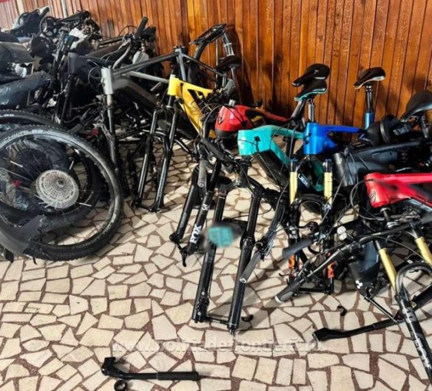 Zeci de biciclete și trotinete electrice fără acte de proveniență, estimate la aproximativ 172.000 de lei, descoperite de polițiștii de frontieră de la Nădlac
