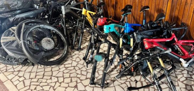 Zeci de biciclete și trotinete electrice fără acte de proveniență, estimate la aproximativ 172.000 de lei, descoperite de polițiștii de frontieră de la Nădlac