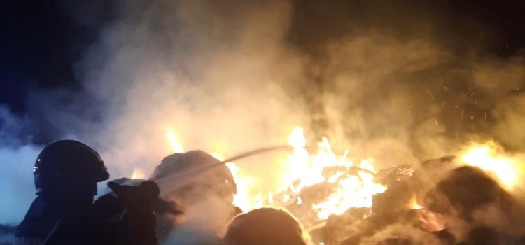 Incendiu în Seliștea: sute de baloți s-au făcut scrum