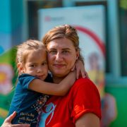 Numărul mamelor care lucrează în străinătate, pentru că nu își găsesc de lucru în România este dublu față de cel al taților