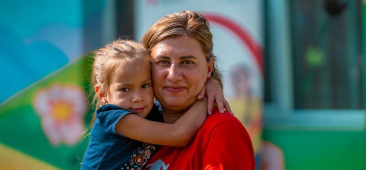 Numărul mamelor care lucrează în străinătate, pentru că nu își găsesc de lucru în România este dublu față de cel al taților