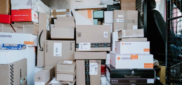 Taxă nouă pentru români de la 1 ianuarie 2026: 25 de lei pentru fiecare colet din afara UE