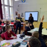 Peste 80 de elevi care absentau nejustificat, găsiți de polițiști și jandarmi