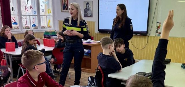 Peste 80 de elevi care absentau nejustificat, găsiți de polițiști și jandarmi