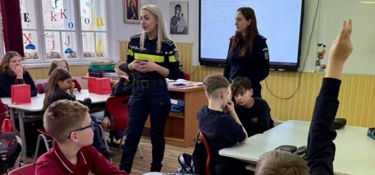 Peste 80 de elevi care absentau nejustificat, găsiți de polițiști și jandarmi