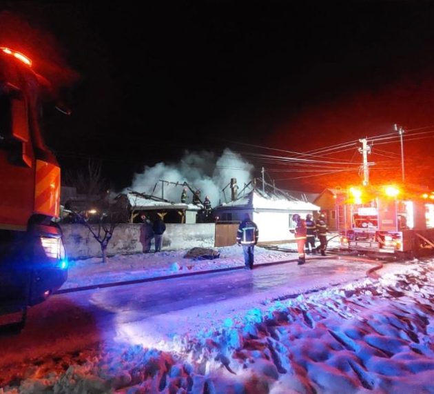 Casă cuprinsă de flăcări la Vladimirescu, în miez de noapte. Nicio persoană rănită