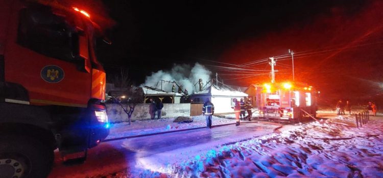 Casă cuprinsă de flăcări la Vladimirescu, în miez de noapte. Nicio persoană rănită