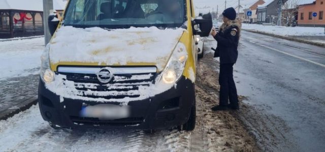 Polițiștii arădeni verifică microbuzele școlare