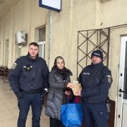 Portmoneu pierdut în gară, returnat proprietarei de polițiștii arădeni