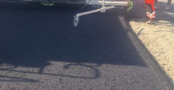 Iustin Cionca: „Se toarnă asfalt pe DJ 794, la Vânători”