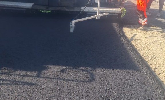 Iustin Cionca: „Se toarnă asfalt pe DJ 794, la Vânători”