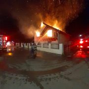 Incendiu la o casă din Leasa. Pompierii au intervenit cu mai multe autospeciale