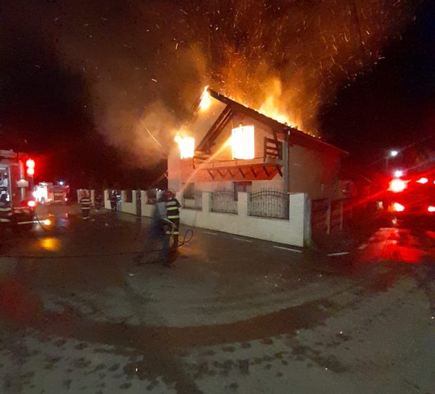 Incendiu la o casă din Leasa. Pompierii au intervenit cu mai multe autospeciale