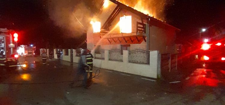 Incendiu la o casă din Leasa. Pompierii au intervenit cu mai multe autospeciale