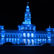 Primăria Municipiului Arad, iluminată în albastru
