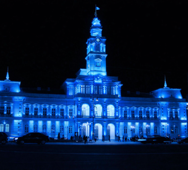 Primăria Municipiului Arad, iluminată în albastru