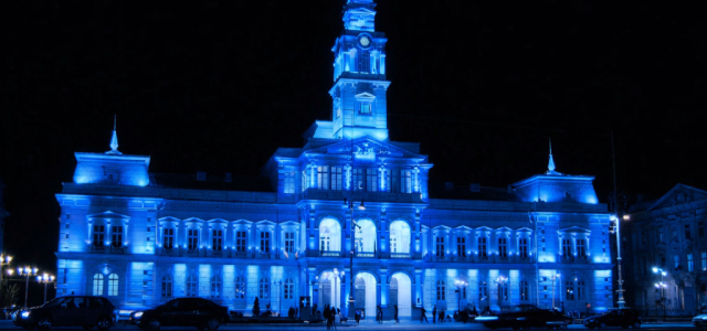 Primăria Municipiului Arad, iluminată în albastru