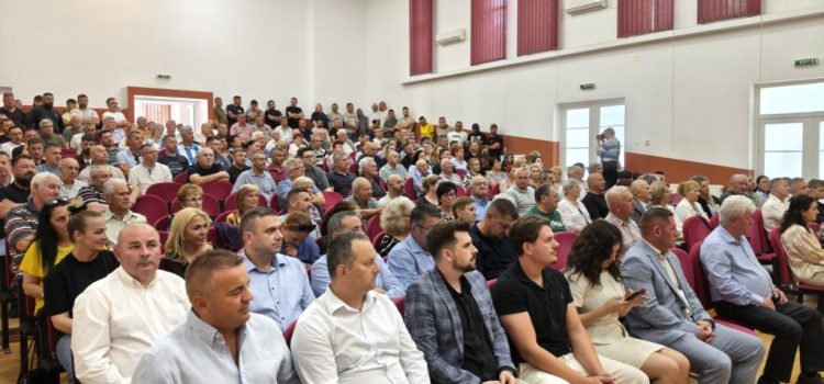 Peste 100 de oameni s-au alăturat PNL la Vladimirescu!