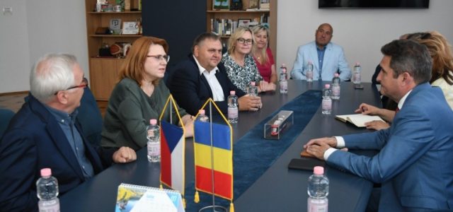 Delegația Ambasadei României în Republica Cehă, în vizită oficială la Primăria Municipiului Arad