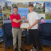 Primarul Călin Bibarț l-a felicitat pe Mihai Stanciu, medaliat cu argint la Olimpiada Internațională de Chimie