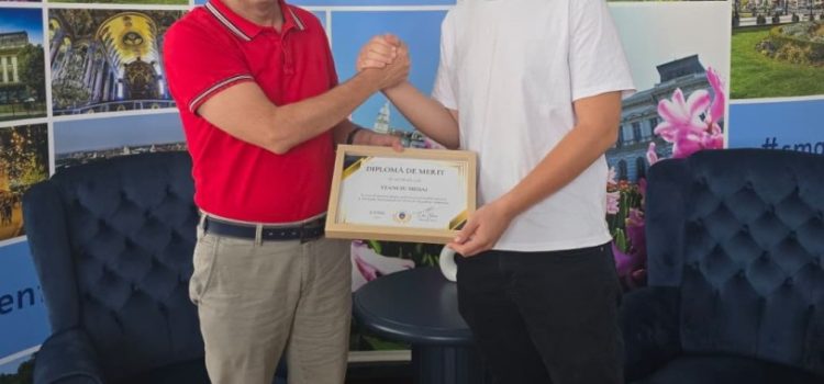 Primarul Călin Bibarț l-a felicitat pe Mihai Stanciu, medaliat cu argint la Olimpiada Internațională de Chimie
