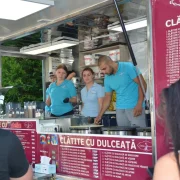Un târg de kitsch-uri și prost gust la așa zisul Festival al Clătitelor de la Moneasa