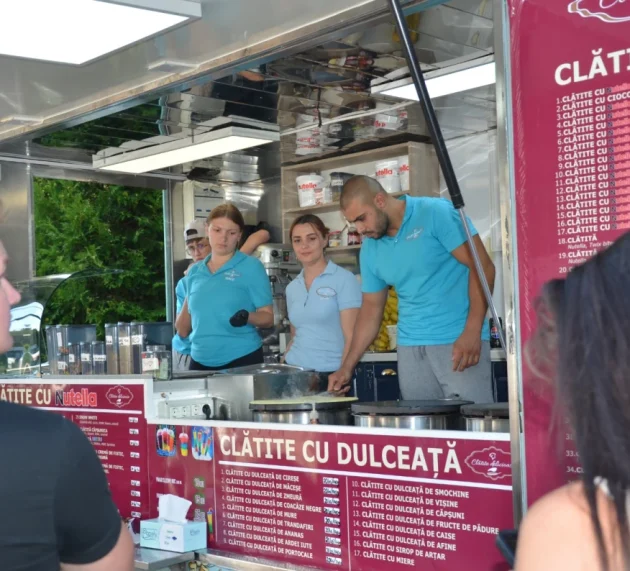 Un târg de kitsch-uri și prost gust la așa zisul Festival al Clătitelor de la Moneasa