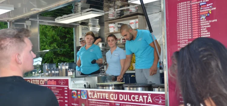 Un târg de kitsch-uri și prost gust la așa zisul Festival al Clătitelor de la Moneasa