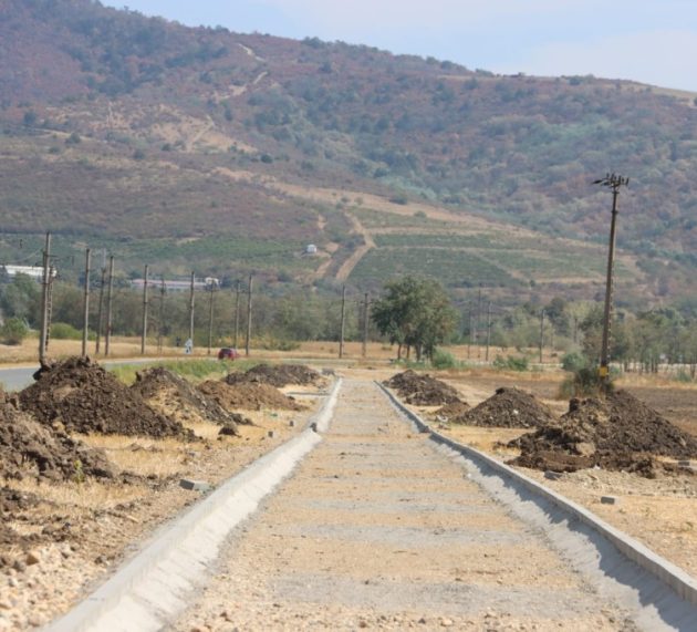 Pista pentru biciclete între Sâmbăteni și Ghioroc va continua cu o pistă în jurul lacului