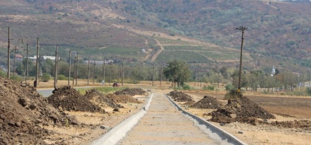 Pista pentru biciclete între Sâmbăteni și Ghioroc va continua cu o pistă în jurul lacului