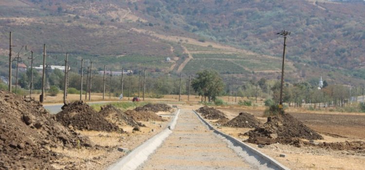 Pista pentru biciclete între Sâmbăteni și Ghioroc va continua cu o pistă în jurul lacului